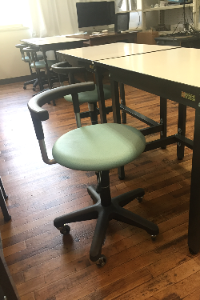 大学で使われる座れば動かない学習椅子